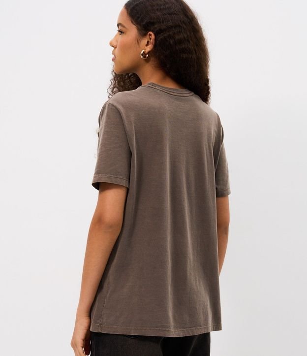 Remera Estampada con Lettering Fate of Midnight y Desteñida 4