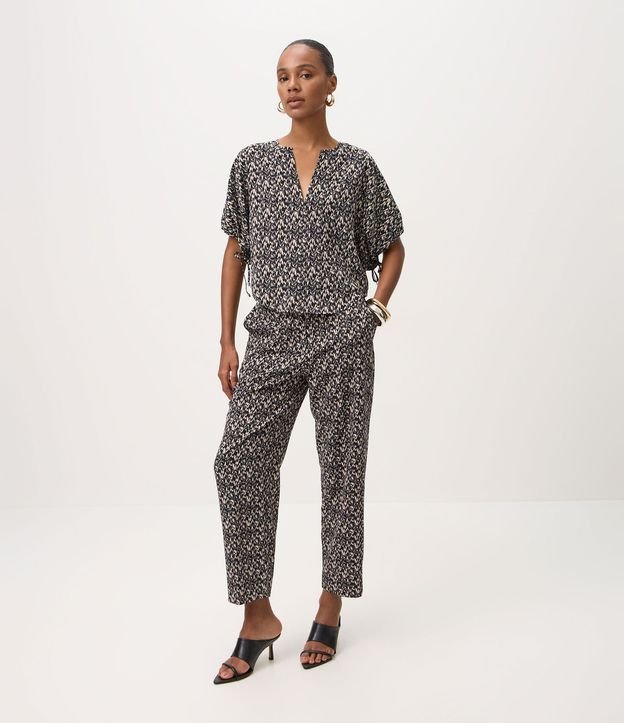 Pantalón Carrot en Crepé con Estampa Geométrico y Cintura Elástica