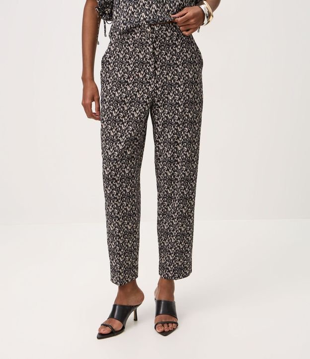 Pantalón Carrot en Crepé con Estampa Geométrico y Cintura Elástica 3