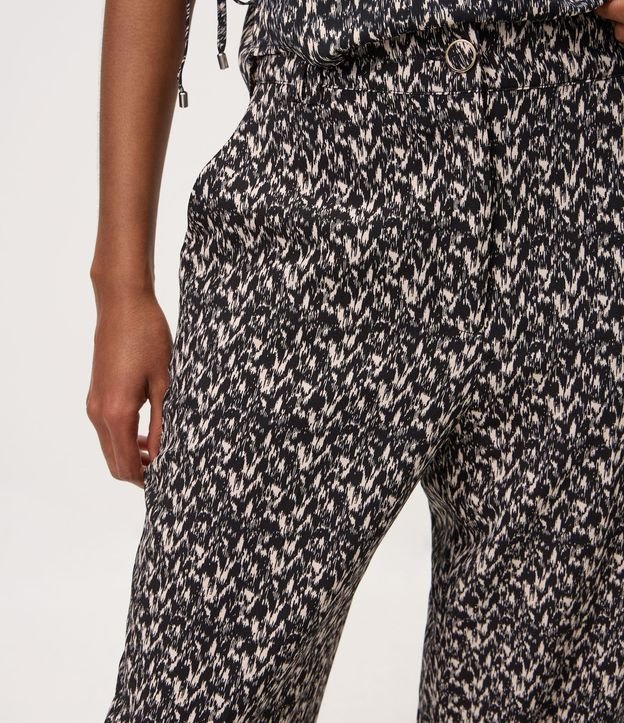 Pantalón Carrot en Crepé con Estampa Geométrico y Cintura Elástica 4