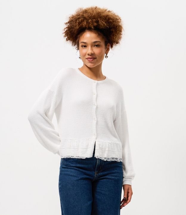 Cardigan en Punto con Botones y Detalle de Ruedo de Encaje