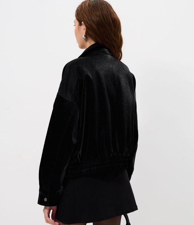 Campera Regular en PU Texturizado 4