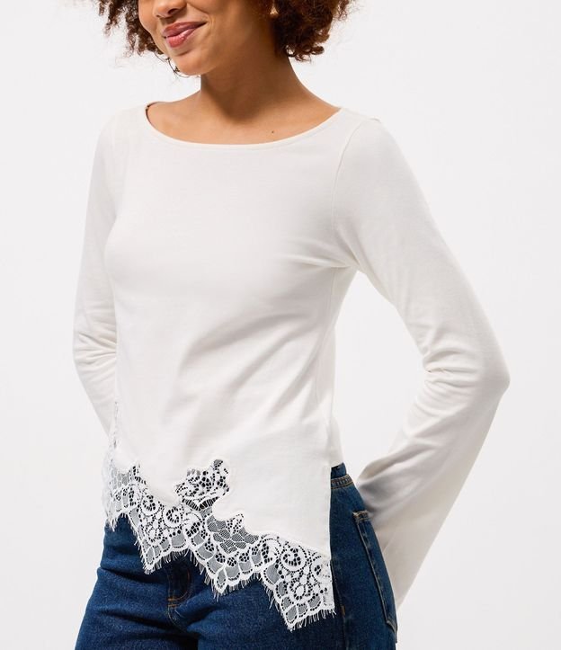 Blusa Femenina en Algodón con Cuello Bote y Detalle de Encaje 3
