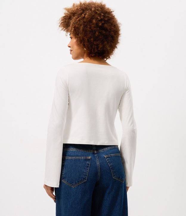 Blusa Femenina en Algodón con Cuello Bote y Detalle de Encaje 4
