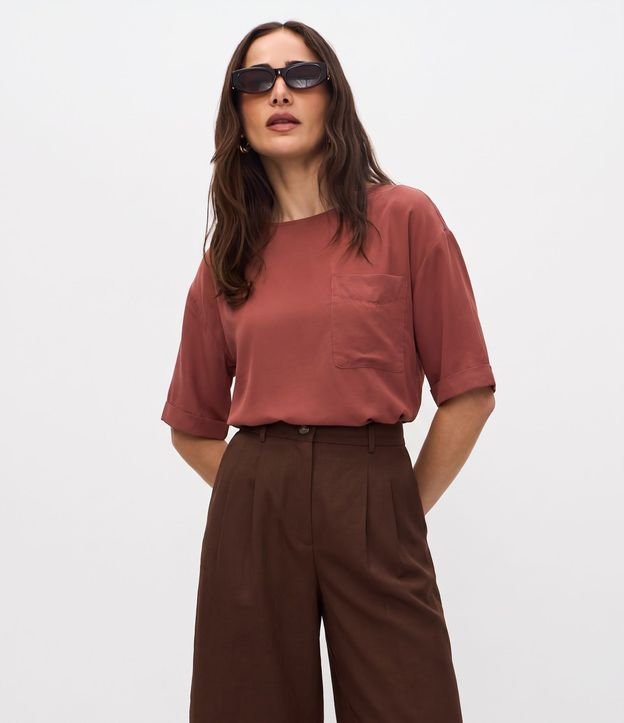 Blusa Amplia en Viscosa con Aplicación de Bolsillo Delantero