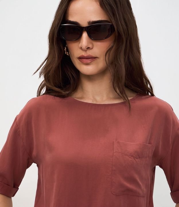 Blusa Amplia en Viscosa con Aplicación de Bolsillo Delantero 2