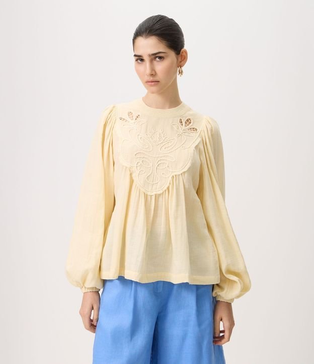 Blusa en Algodón con Mangas Amplias y Aplicación de Bordado