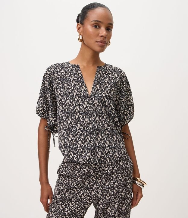 Blusa en Chiffon con Escote V y Detalle de Colissê en las Mangas