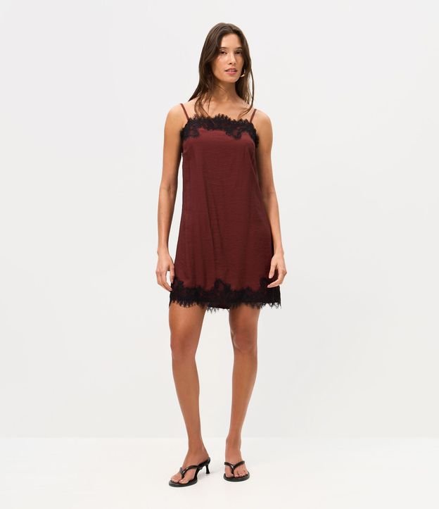 Vestido corto en Viscosa Texturizada con Encaje en el Bajo y Escote