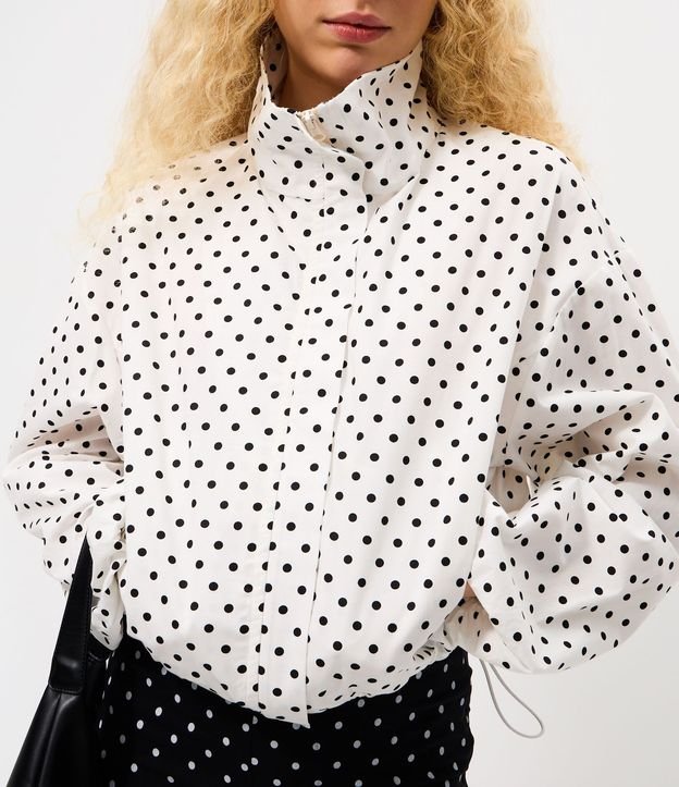 Campera Corta con Estampa de Lunares y Cuello Alto 5
