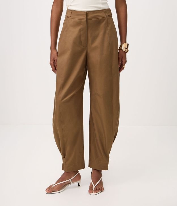 Pantalón Barrel Sastre con Detalle Ajustable en el Bajo 4