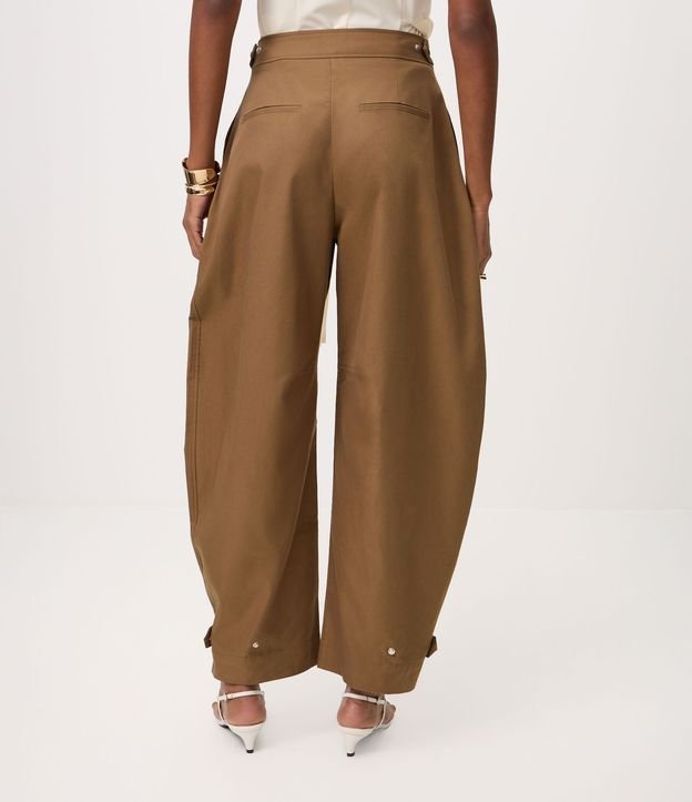 Pantalón Barrel Sastre con Detalle Ajustable en el Bajo 6