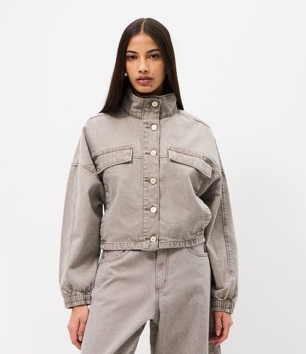 Campera Bomber en Sarga con Bolsos y Cuello Alto