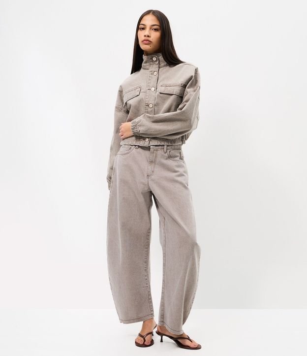 Campera Bomber en Sarga con Bolsos y Cuello Alto 2