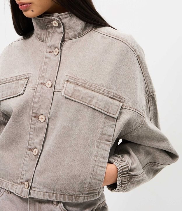 Campera Bomber en Sarga con Bolsos y Cuello Alto 3