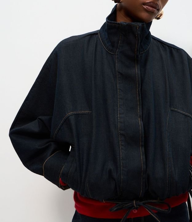 Jaqueta Femenina Bomber en Denim con Ajuste y Cierre 4