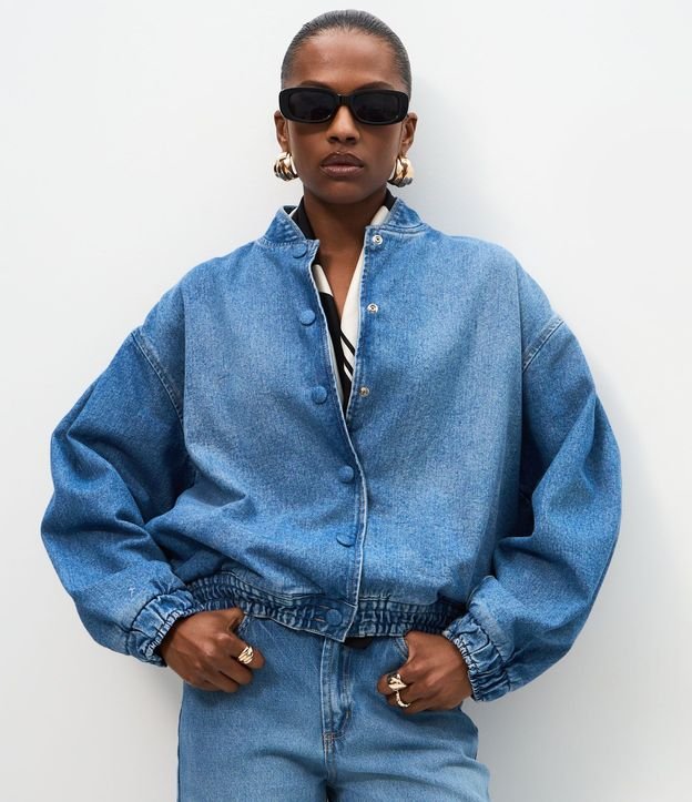 Campera Bomber en Jeans con Puños Ajustados y Botones 1