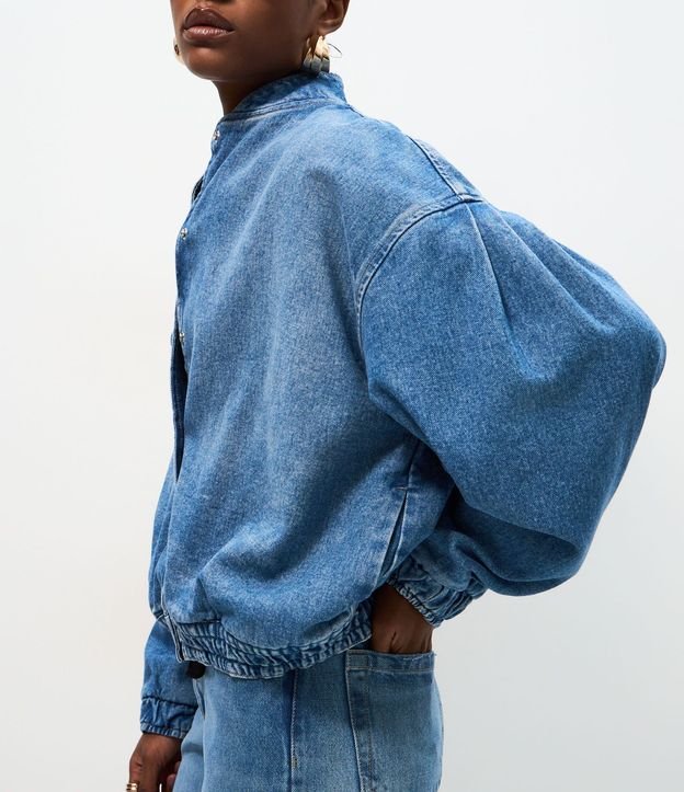 Campera Bomber en Jeans con Puños Ajustados y Botones 4