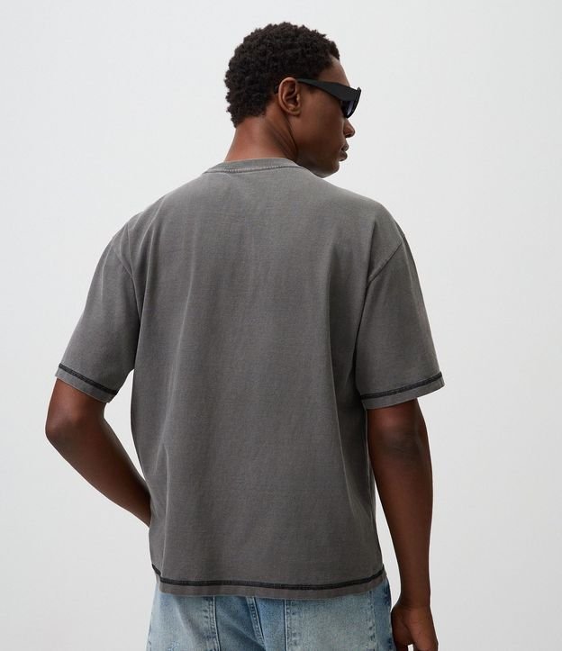 Remera Boxy en Algodón con Costura Contrastante y Lettering 3