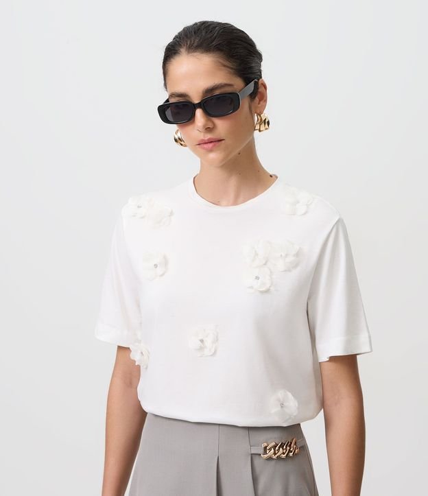 Remera en Algodón con Flores Aplicadas y Detalles Brillantes 4