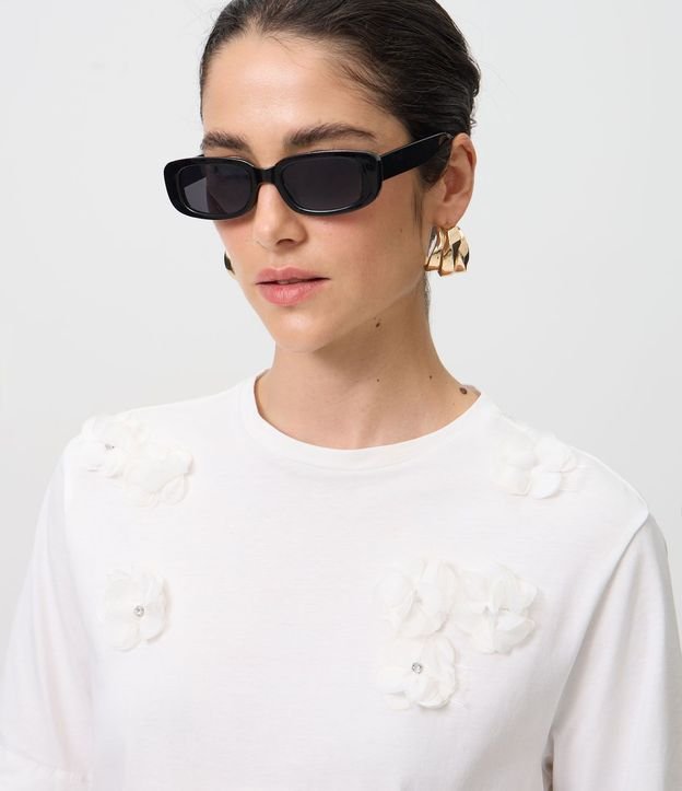 Remera en Algodón con Flores Aplicadas y Detalles Brillantes 6