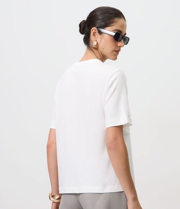 Remera en Algodón con Flores Aplicadas y Detalles Brillantes 7