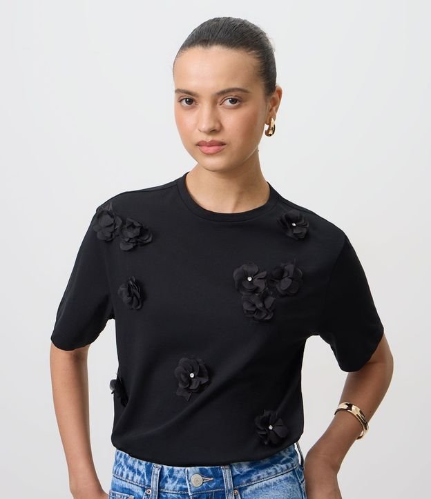 Remera en Algodón con Flores Aplicadas y Detalles Brillantes 4