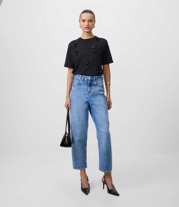 Remera en Algodón con Flores Aplicadas y Detalles Brillantes 5