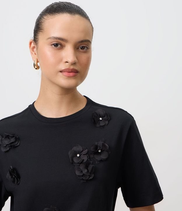 Remera en Algodón con Flores Aplicadas y Detalles Brillantes 6