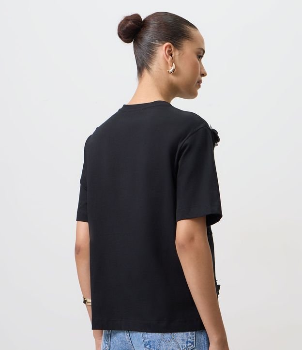 Remera en Algodón con Flores Aplicadas y Detalles Brillantes 7