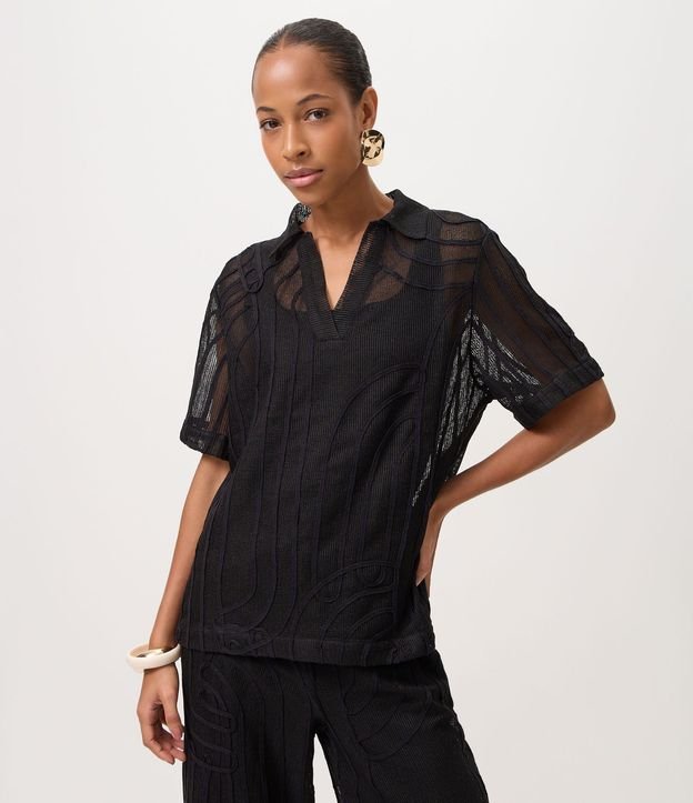 Blusa Polo con Transparencia y Bordado Abstracto