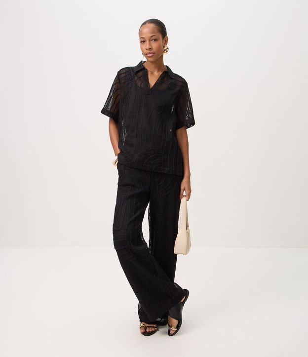 Blusa Polo con Transparencia y Bordado Abstracto 2