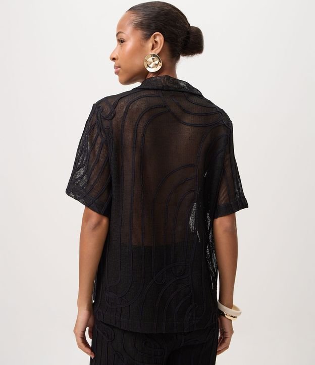 Blusa Polo con Transparencia y Bordado Abstracto 4