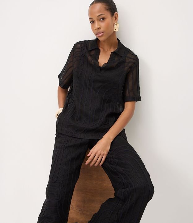 Blusa Polo con Transparencia y Bordado Abstracto 5