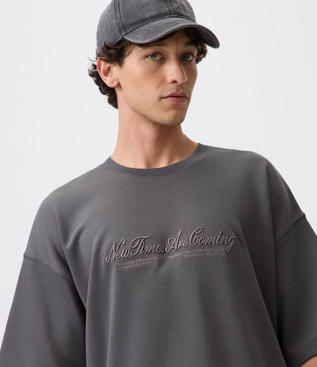 Remera con Lettering Bordado y Costura Contrastante 1