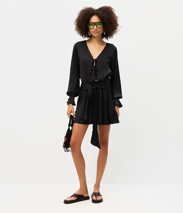 Vestido Corto en Satén Crinkle con Lazo
