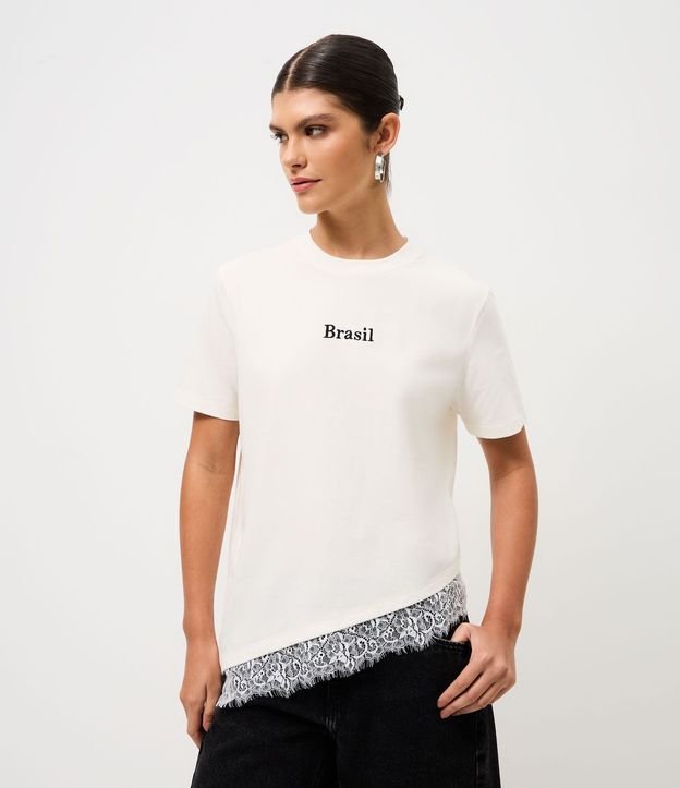 Remera en Algodón con Lettering Brasil y Bajo Asimétrica con Encaje