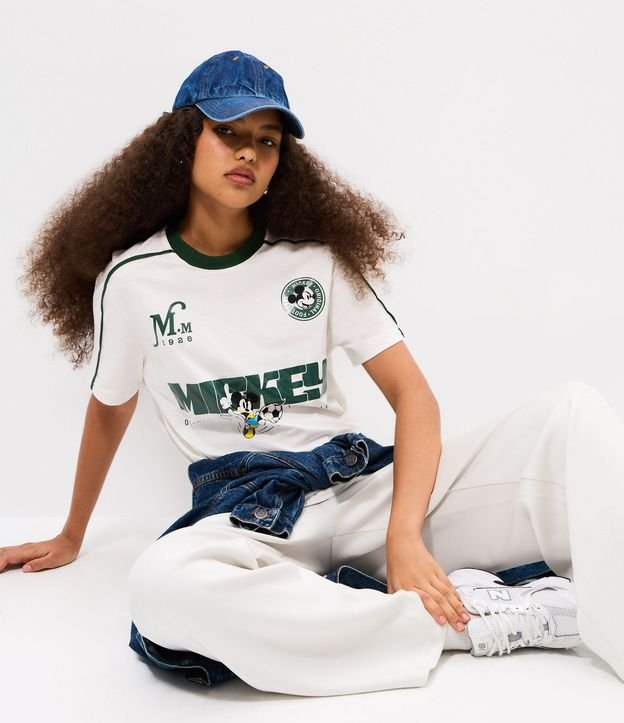 Remera Boxy en Algodón con Estampado Deportiva Mickey y Detalles Contrastantes