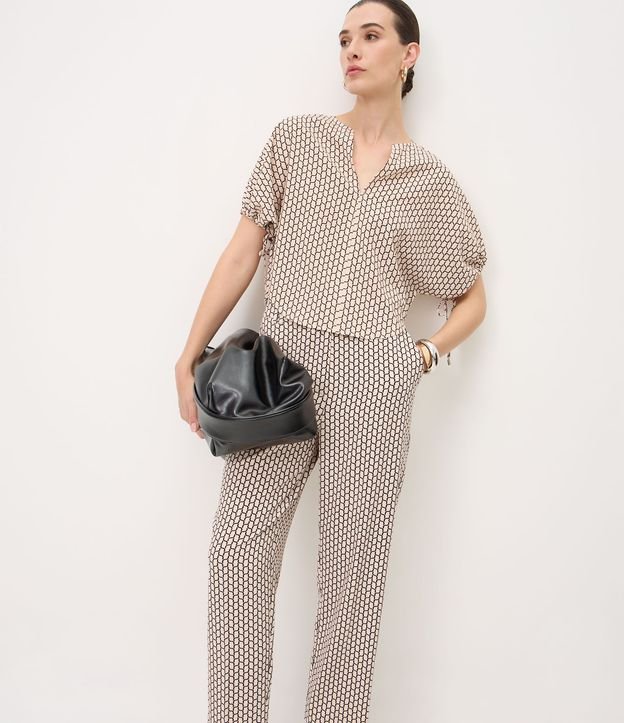 Pantalón Carrot en Crepé con Cintura Elástica y Estampa Geométrica 2