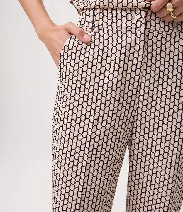 Pantalón Carrot en Crepé con Cintura Elástica y Estampa Geométrica 4