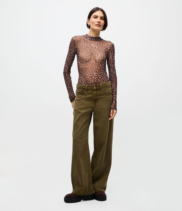 Pantalón Loose en Sarga con Cintura Baja y Lavado Cationizada