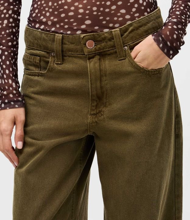 Pantalón Loose en Sarga con Cintura Baja y Lavado Cationizada 4