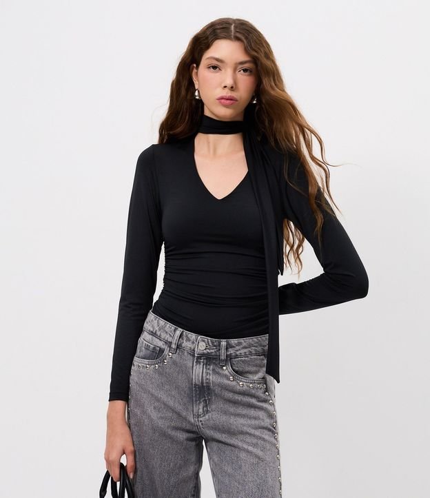 Blusa Fruncida en Microfibra con Escote V y Cuello Lazo 1