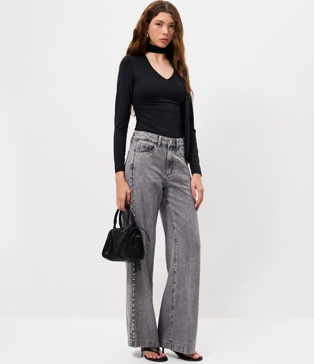 Blusa Fruncida en Microfibra con Escote V y Cuello Lazo 2