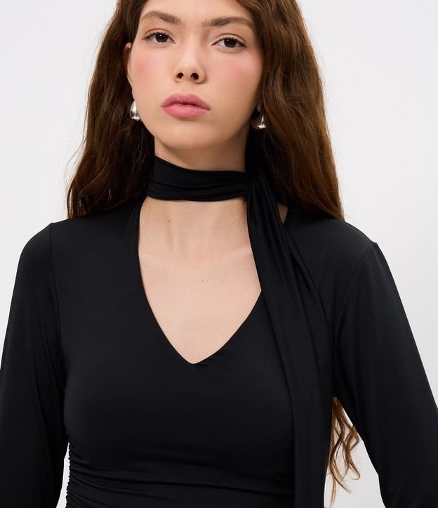 Blusa Fruncida en Microfibra con Escote V y Cuello Lazo 3