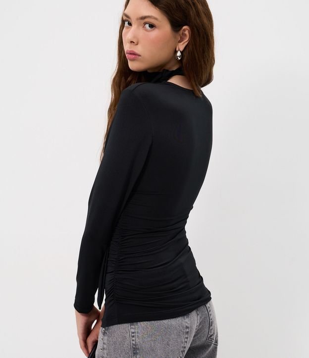Blusa Fruncida en Microfibra con Escote V y Cuello Lazo 4