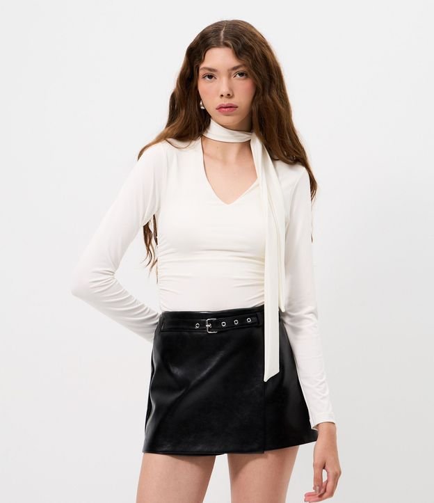 Blusa Fruncida en Microfibra con Escote V y Cuello Lazo
