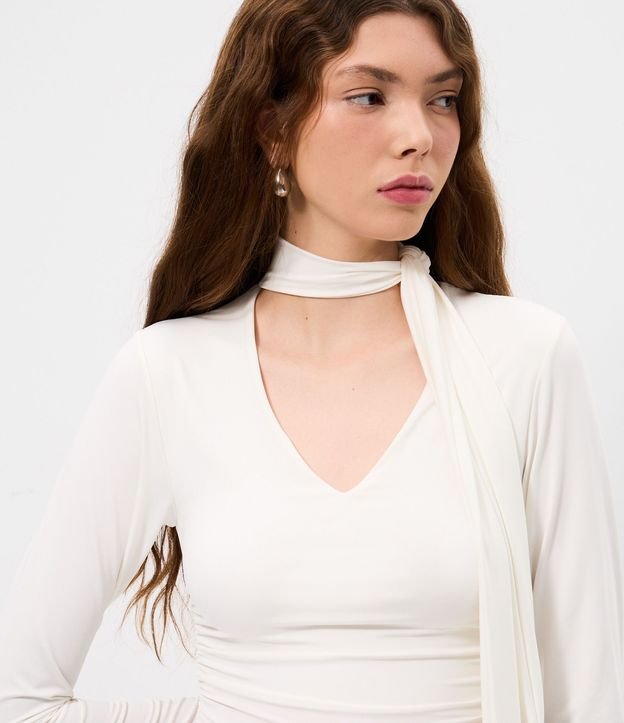 Blusa Fruncida en Microfibra con Escote V y Cuello Lazo 3