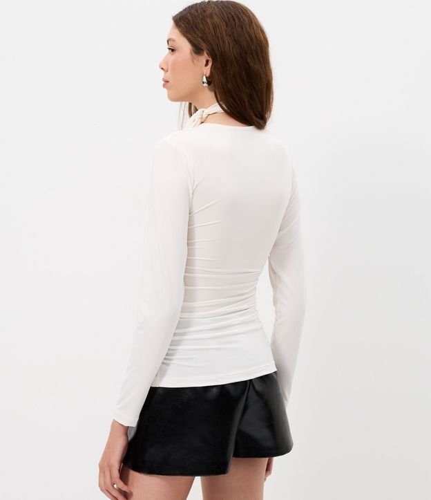 Blusa Fruncida en Microfibra con Escote V y Cuello Lazo 4