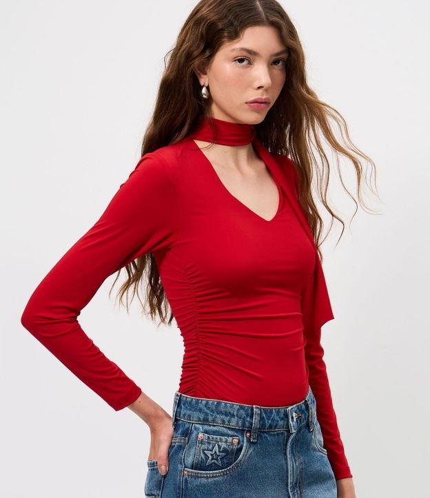 Blusa Fruncida en Microfibra con Escote V y Cuello Lazo